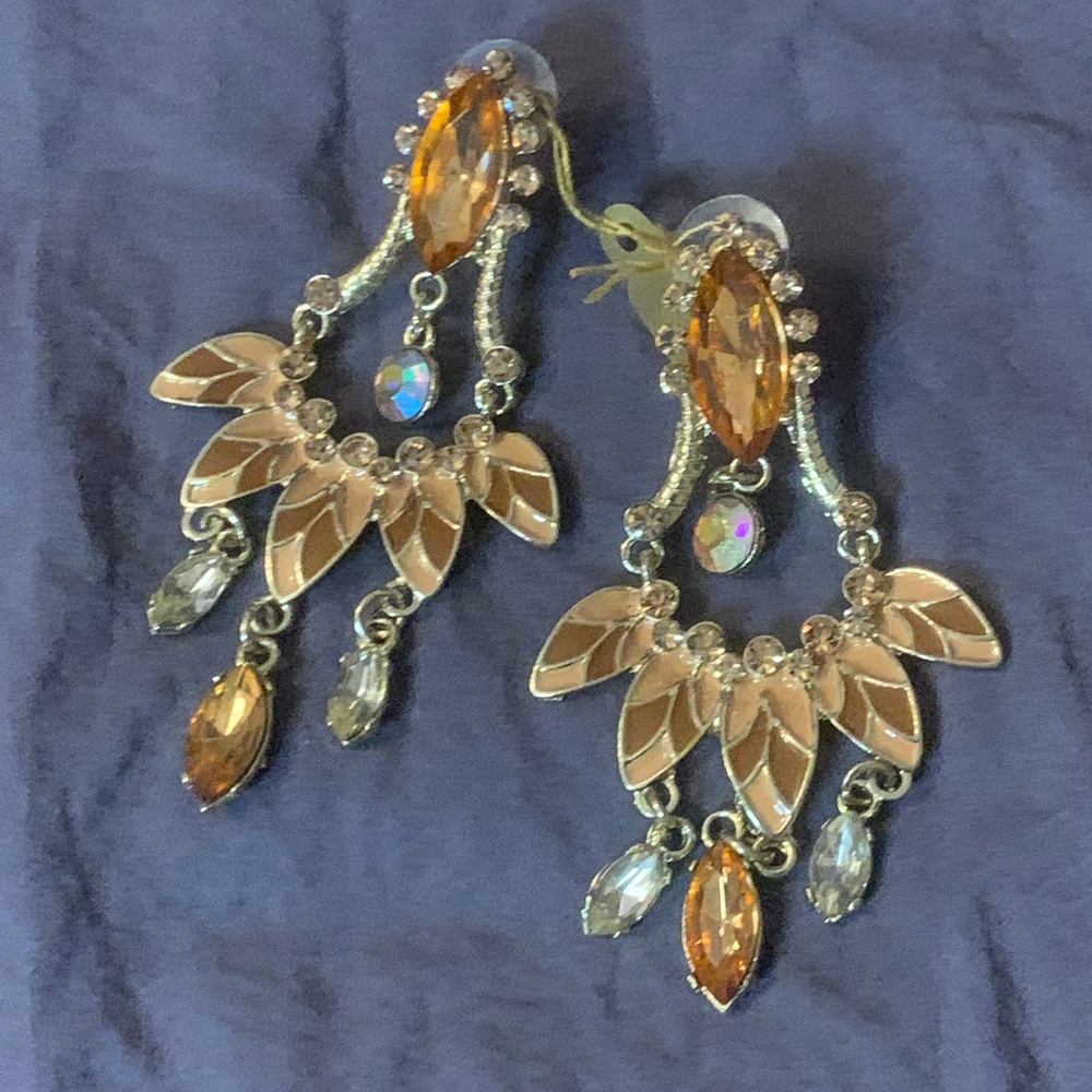 Art Deco Chandelier earrings in nude and tan and gold - Picture 3 of 7